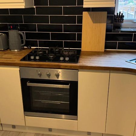 One Bedroom Apartment In Walsall Sleeps 4 Free Wifi By Villazu Bloxwich Exterior photo