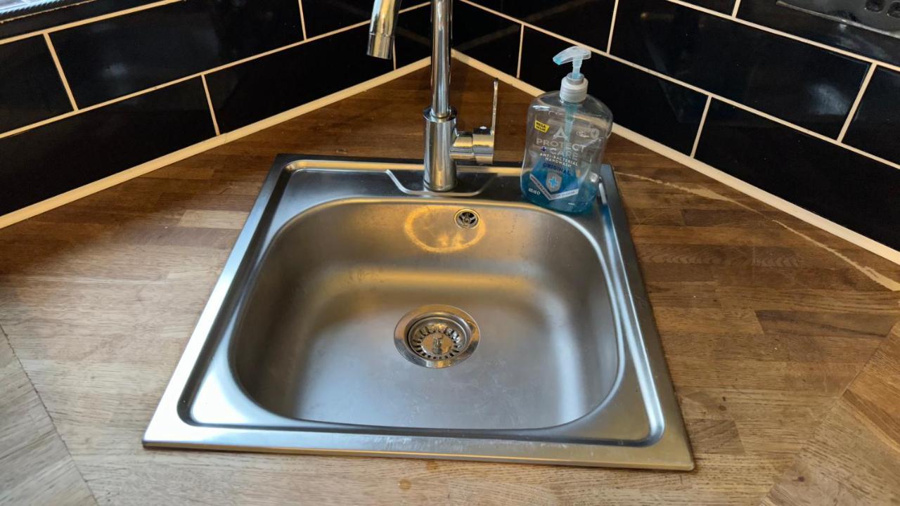 One Bedroom Apartment In Walsall Sleeps 4 Free Wifi By Villazu Bloxwich Exterior photo