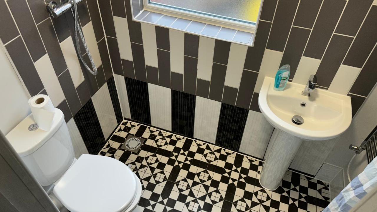 One Bedroom Apartment In Walsall Sleeps 4 Free Wifi By Villazu Bloxwich Exterior photo