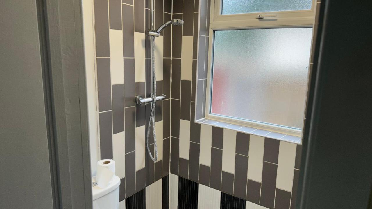 One Bedroom Apartment In Walsall Sleeps 4 Free Wifi By Villazu Bloxwich Exterior photo